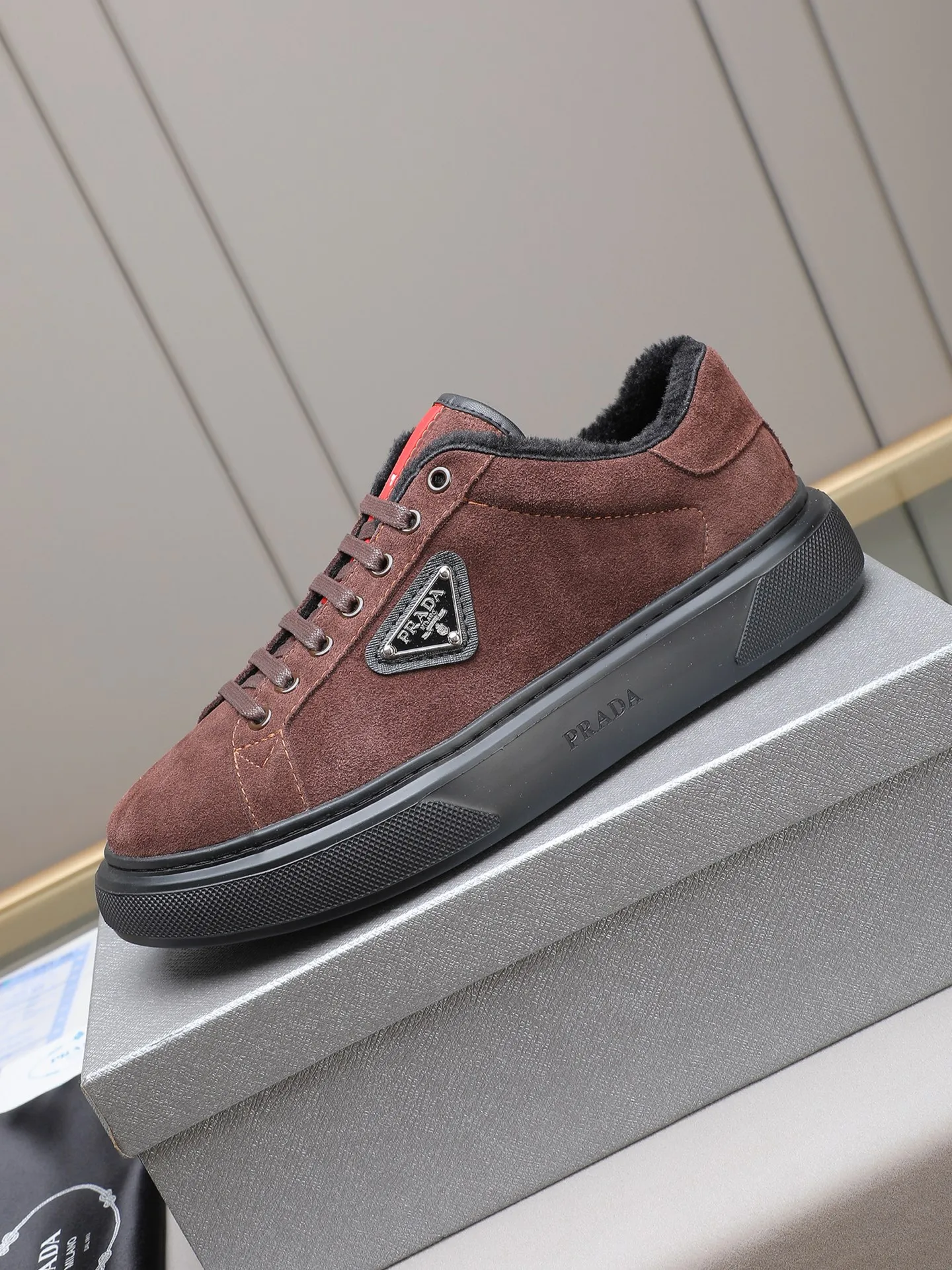 PP440 Prada/Prada men's new casual shoes, this upper is made of imported calfskin + velvet lining! The outside is decorated with the P family's classic metal triangle enamel logo, and the outsole is made of non-slip sports foam ultra-light outsole, which feels good on the feet and is a fashionable and fashionable item! Four colors to choose from!  Size: 38-44 (45 customized)